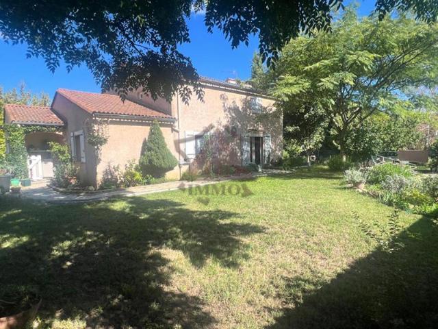 Grande villa avec joli terrain en centre ville