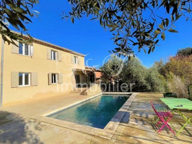 Grande villa avec piscine et vue