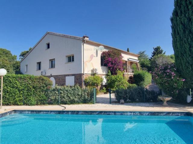 Grande villa avec piscine sur beau terrain à 1 km de la mer
