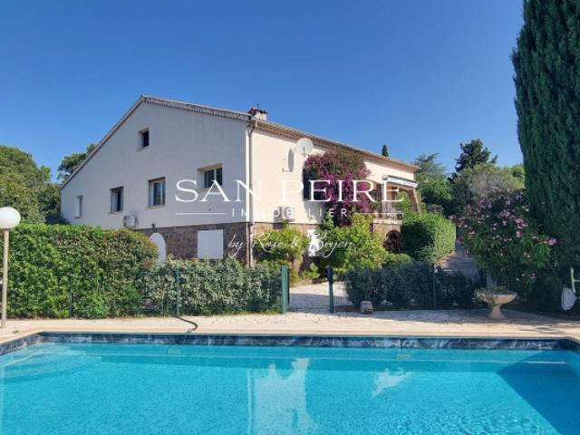 Grande villa avec piscine sur beau terrain à 1 km de la mer