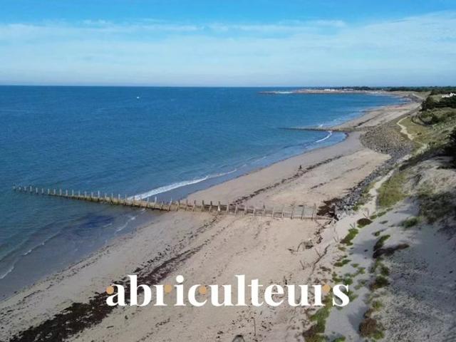 Grande villa de 200m² en front de mer Très belle parcelle aux multiples possibilités Plusieurs dépendances L'Épine