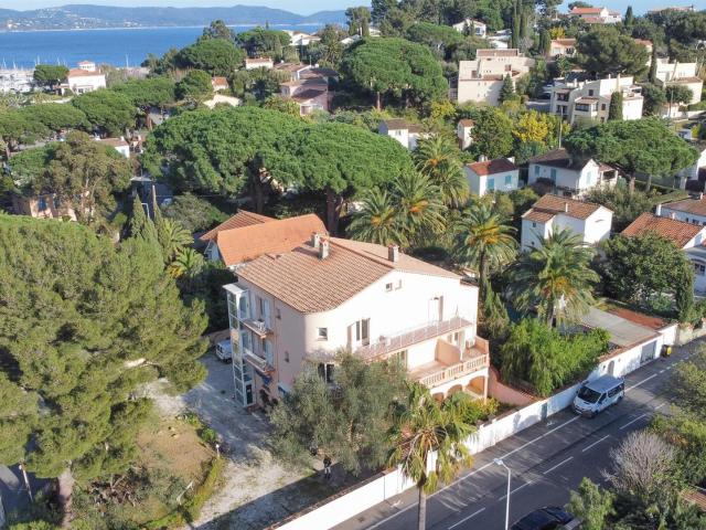 Grande villa de Maître hotel située dans un environnement. 367m² Cavalaire sur Mer