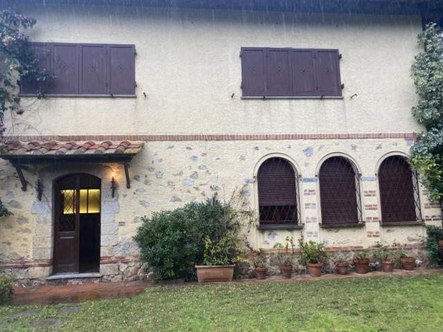 Descrizione Servizi Galleria Fotografica Grande villa id'epoca in zona prestigiosa Richiedi informazioni su questo immobile