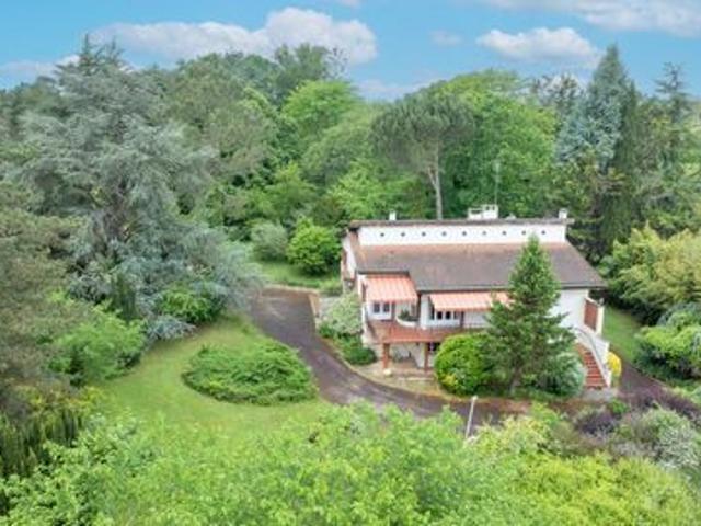 Grande Villa sur Terrain Boisé
