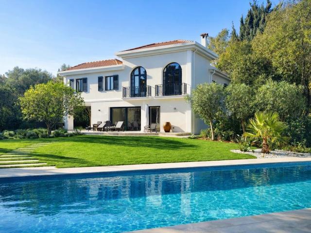 Grande Villa rénovée au Cap d'Antibes à deux pas de la Vieil. 300m² Antibes
