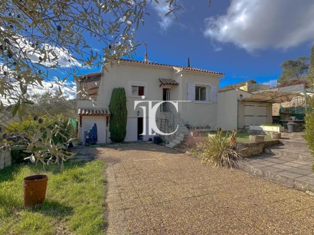 Grande villa traditionnelle trois unités d'habitation + piscine sur 1000 m² clos