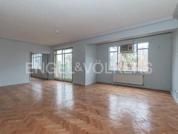 Grandioso departamento frente a parque Forestal