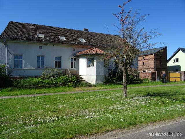 Gransee Neulögow: Vierseitenhof auf ca. 7.660 m² Grundstück, nahe der Uckermärkischen Seenlandschaft