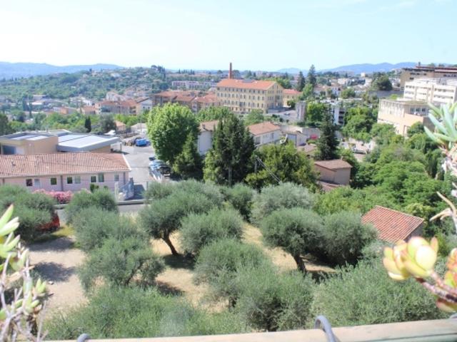 GRASSE, 3 Pièces dernier étage vue, parkings