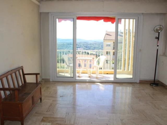 GRASSE, grand 2 Pièces avec parking privé et cave