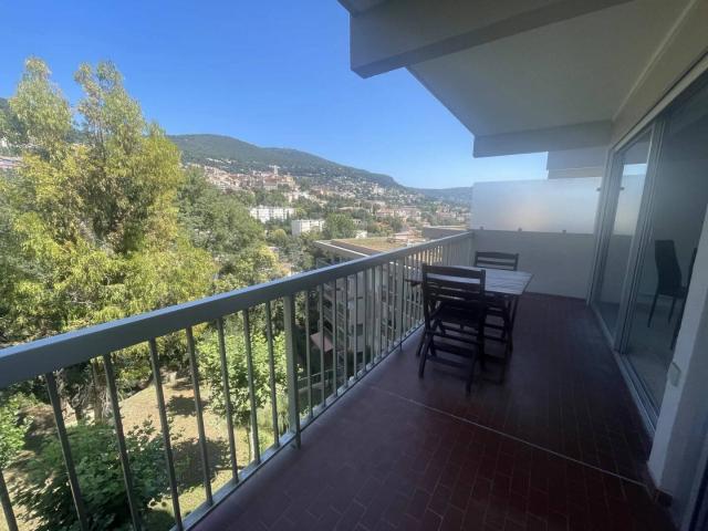 Grasse F1 dans résidence avec piscine