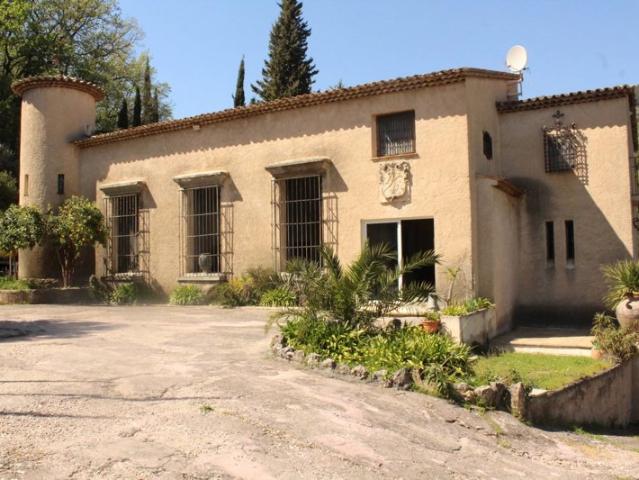 GRASSE ST FRANCOIS, villa + Maison d'amis surface habitable environ550m2