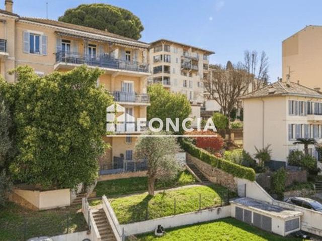 Grasse proche commodités, vast edeux pièces en rdj avec terrasse et parking double en sous sol