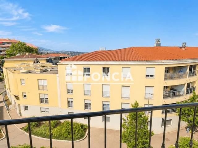 GRASSE – T2 LUMINEUX DE 49 m² AVEC DEUX BALCONS ET VUE DÉGAGÉE