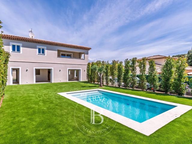 Grasse Villa rénovée de 202 m2 au calme dans une impasse à. 202m² Grasse