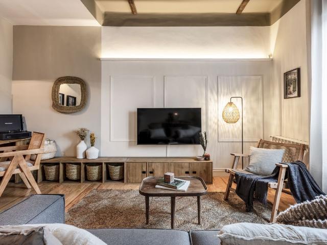 Grassland Inspired 2 Bedroom Apartment with Two Workstations and City Views, Madrid Amsterdam Apartments for Rent