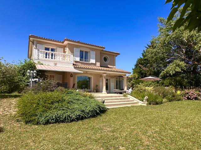 GREZIEU MAISON FAMILIALE D'EXCEPTION VOLUMES REMARQUABLES AU GRAND CALME