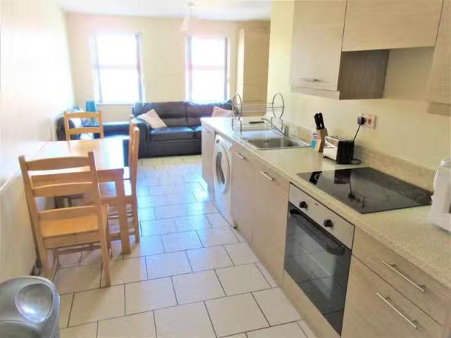 Great Apartment, 165e University Street