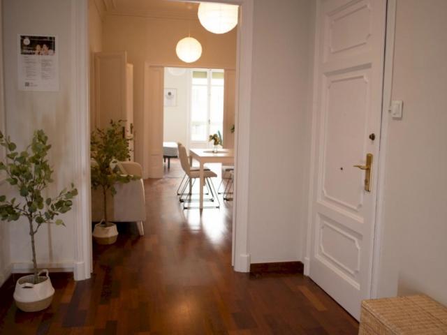 Great double bedroom with balcony in proximity to Diagonal metro station