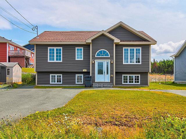 Great Investment Property Or Family Home. Open Concept!