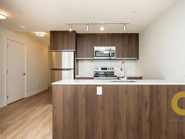 Great Location 2 Bed+ Flex 2 Bath on Cambie St Near Oakridge!