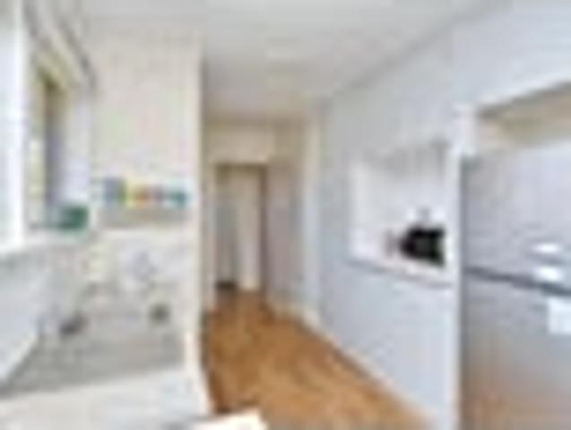 UNDER OFFER * Great Location Close Town Centre