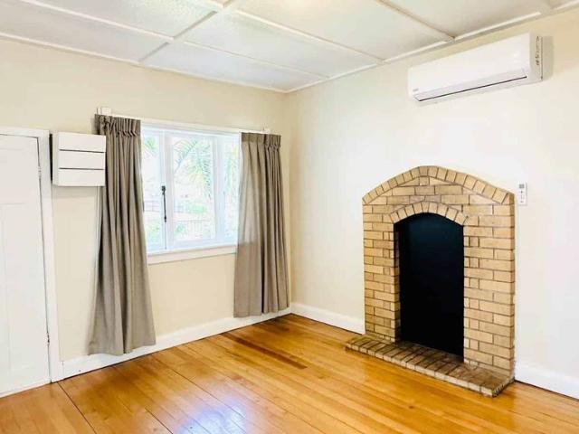 GREAT LOCATION / GREY LYNN