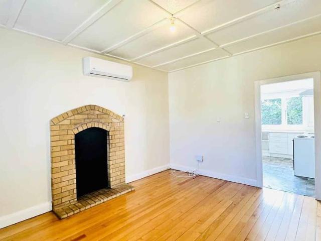 GREAT LOCATION / GREY LYNN