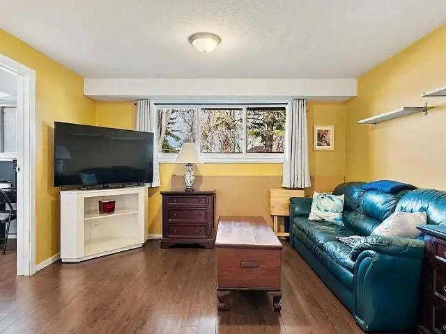 Great Legal Basement Close to Nose Hill Park