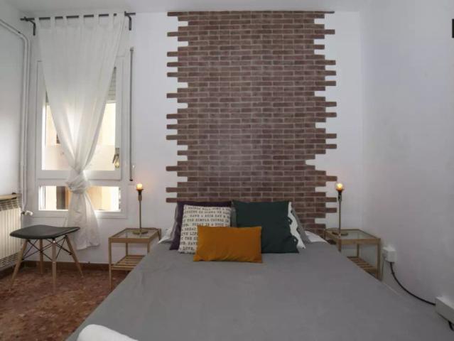 Great room with chest of drawers in shared apartment, Eixample