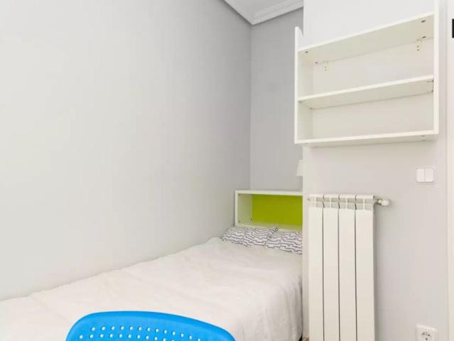 Great room with desk in 5 bedroom apartment, Malasaña