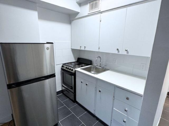 Great Studio available AUGUST – 175 Sherbrooke O