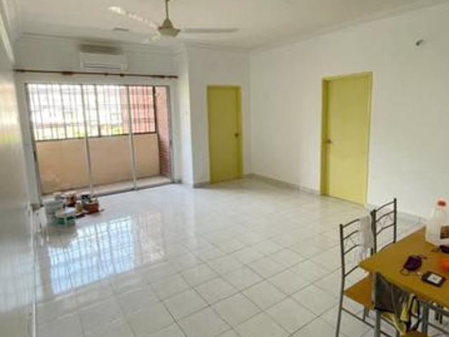 Green Acre Park Condo with 2 Car Parks Partial Furnished for Sale