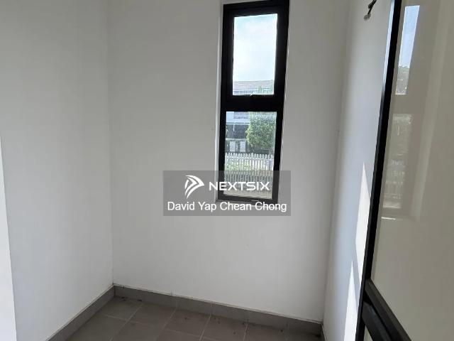 Green Avenue Corner Lot For Sale