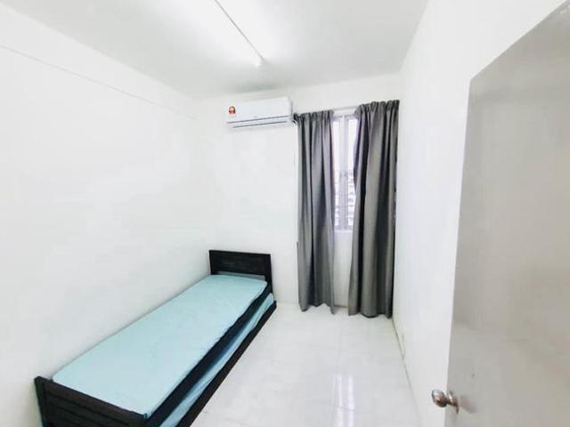 Green Lane Heights Block 7 Low Floor Renovated Furnished 800sqft