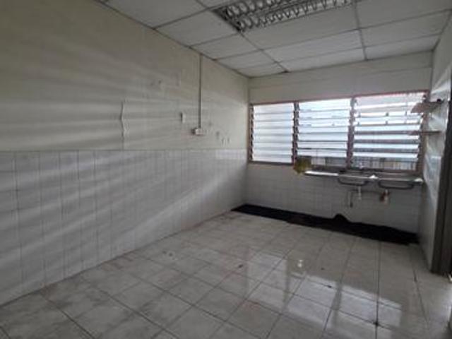 Greenlane 2 Storey Terrace Corner 2500sf Big Compound No Furnished