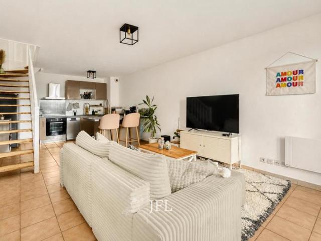 Grenade T2 duplex avec jardin, terrasse et parking piscine
