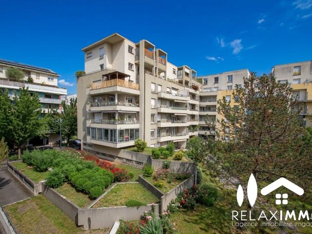 GRENOBLE 38100 Superbe T3 traversant de 70 m2 avec terrasse