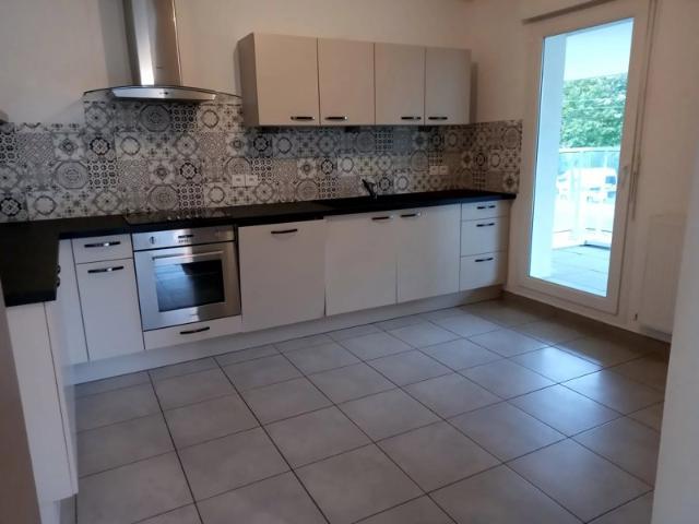 Grenoble T3 en rez de jardin + terrasse + jardin + garage en sous sol