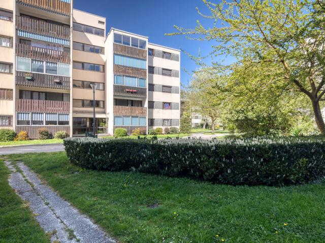 GRENOBLE VILLAGE OLYMPIQUE: T4 79m2 dernier étage à rénover avec cave et garage