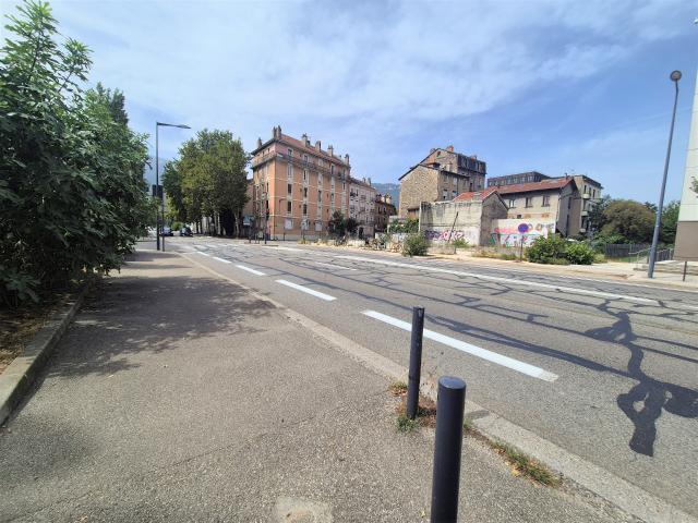 GRENOBLE EUROPOLE / GARE — Studio 30 m² avec balcon et parking sécurisé En étage