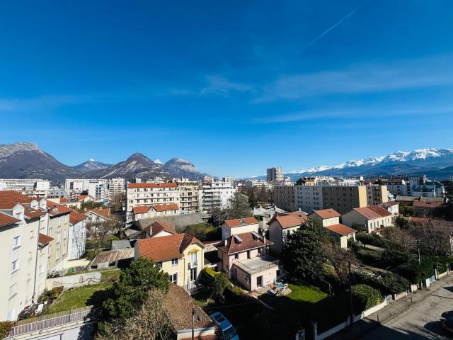 Grenoble grand T2 71 m2 + grand balcon 15 m2 vue magnifique Belledonne + Chartreuse