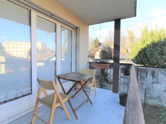 GRENOBLE PALAIS DES SPORTS, 2P+C, Balcon. Place parking pri