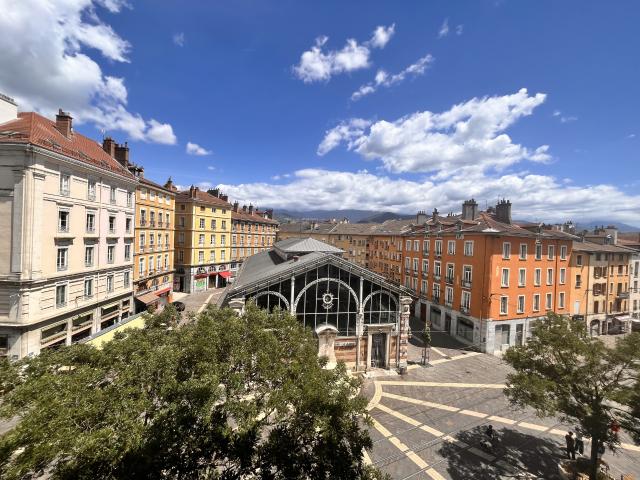 GRENOBLE Spacieux appartement de 80 m2 en étage avec superbes vues