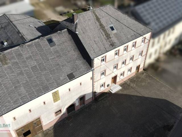 GRENZE LUXEMBURG: BAUERNHAUS MIT GROßEN STALLUNGEN AUF 13 AR!