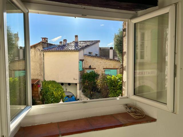 GRÉOLIÈRES: 3 pièces avec cheminée, vue village