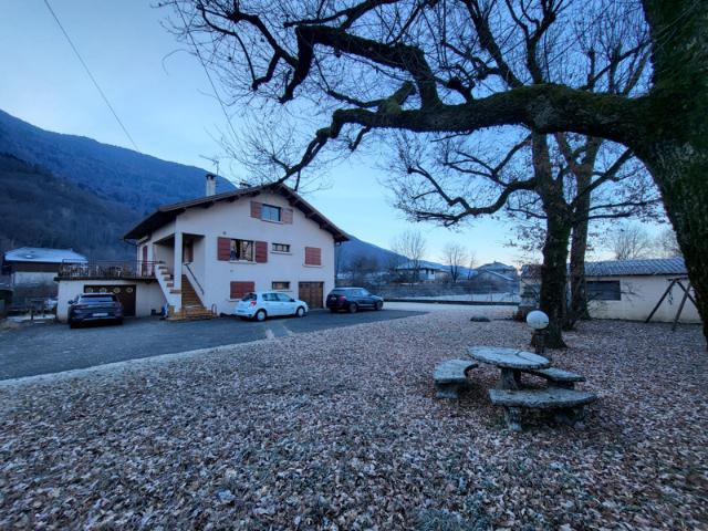 Grignon Maison au calme, beaux volumes et terrain généreux