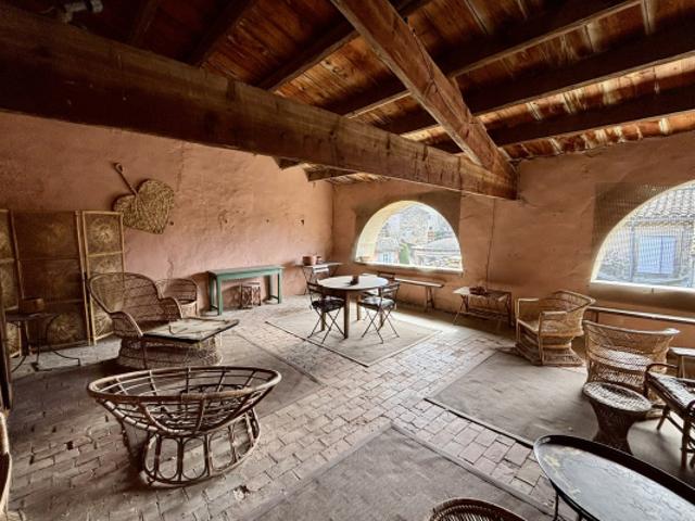 GRIGNAN, MAGNIFIQUE ET AUTHENTIQUE MAISON DE VILLAGE AVEC TE