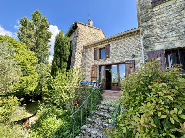 GRIGNAN, MAISON DE VILLAGE AVEC JARDIN, PISCINE ET VUE DOM