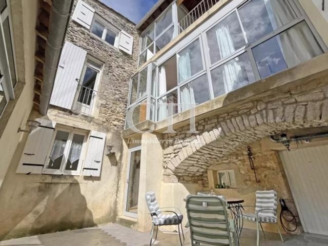 GRIGNAN A VENDRE AUTHENTIQUE MAISON DE VILLAGE AVEC COUR